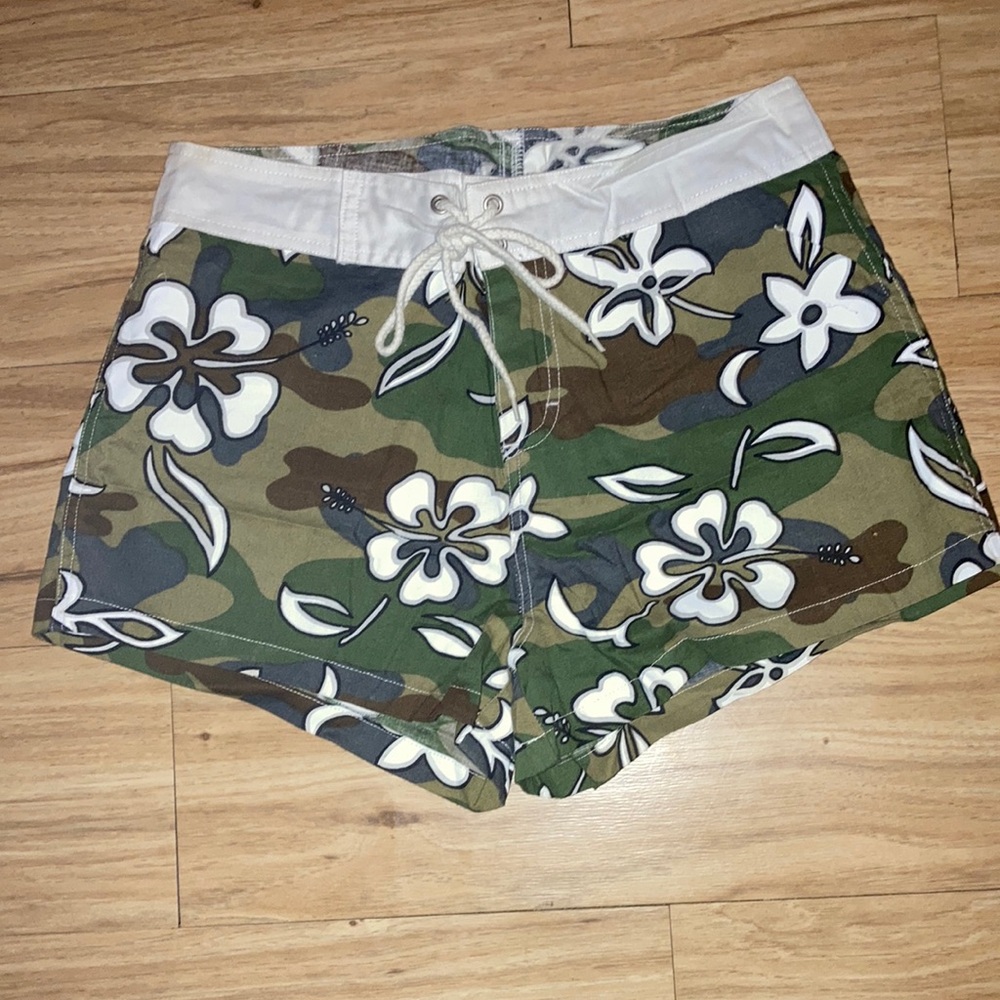 🔥2+ $5 deal Camouflage Athletic/Poolside/Beach Shorts with Bold Floral Design